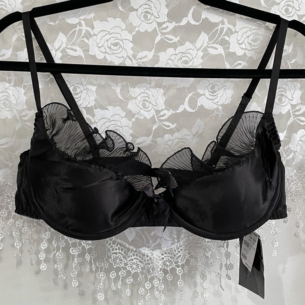 Fredericks of Hollywood Seduction Frilly Ruffle Bra